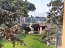 Vista di parte del giardino e del cavallo che troneggiava, inizialmente, all'ingresso della villa